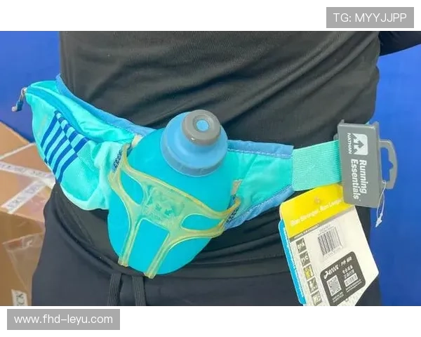 车手补给瞬间抓拍，能量胶与水壶成必备